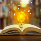 Puedes aprender bases teóricas sobre finanzas personales mediante la lectura.