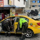 Los vecinos denuncian que a pocos metros de donde hallaron al taxista hay un retén policial que permanece vacío.