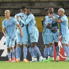 AMDEP1549. QUITO (ECUADOR), 09/05/2024.- Jugadores de Católica celebran un gol de José Fajardo este jueves, en un partido de la fase de grupos de la Copa Sudamericana entre Católica y La Calera en el estadio Olímpico Atahualpa en Quito (Ecuador). EFE/ José Jácome