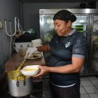 Sandra Arboleda lidera la cocina de la casa club de Sociedad Deportiva Aucas. Es ella una de las encargadas de preparar los alimentos y atender a los chicos en formación.