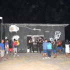 La gente se agolpó afuera del local al que llegaron sicarios, quienes iban en motos y camioneta.