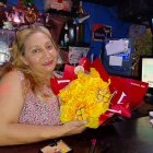 María Elena es dueña de un karaoke y celebra su día trabajando.