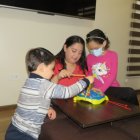 Esta madre comparte con sus dos hijos. La nena tiene cáncer.