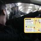 Fotoproducción. Billy (derecha) tuvo que interceptar al taxista para poder recuperar el teléfono.