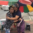 La hija de Gladys la besa y se siente orgullosa de su madre trabajadora.