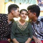 La mamá adoptiva junto a sus dos hijos, Carlos y Daniel.