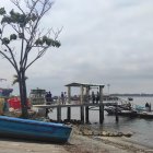 Familiares de las víctimas piden que busquen los cuerpos en el mar.