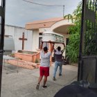 Los deudos llevaron un féretro blanco para trasladar los restos de la menor.