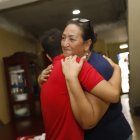 Catalina recibe un fuerte abrazo por parte de su hijo en el Día de las Madres