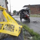 En uno de los dos puntos de Pascuales donde hubo un crimen, aún quedaba un pedazo de la cinta usada por gendarmes para cerrar el paso.