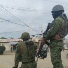 Los miembros de las Fuerzas Armadas recorren las calles de cinco barrios, donde los ataques se han recrudecido. La gente ha dejado sus casas hasta que todo se calme.