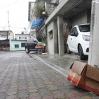 El asesinato ocurrió en un callejón. En el sitio donde cayó el cuerpo dejaron un cartón con velas encendidas adentro.