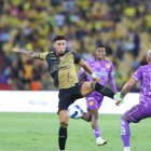 Joao Rojas luchando con un jugador de Aucas.