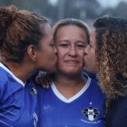 Elena Vera junto a sus hijas Jéssica y  Brisa tras ganar el título en la Liga Consejo Provincial.