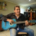 Desde su casa. Walter León, todas las semanas, sube una canción inédita.