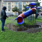 Junto a los juegos infantiles se forman charcos que permanecen luego de las lluvias.
