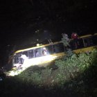 El bus se cayó a un área por donde está un riachuelo.
