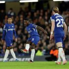 Moisés Caicedo destaca en la volante de Chelsea.