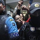 Los  moradores de Solanda reclamaron por las acciones de las autoridades. Agentes metropolitanos se desplegaron para controlarlos.