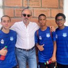 Leonel Cevallos (i), Emmanuel González y Luis Fragozo junto al presidente de Emelec, José Pileggi
