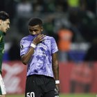 AMDEP1905. SAO PAULO (BRASIL), 15/05/2024.- Keny Arroyo de Independiente del Valle se lamenta este miércoles, en un partido de la fase de grupos de la Copa Libertadores entre Palmeiras y Independiente del Valle (IDV) en el estadio Allianz Parque en Sao Paulo (Brasil). EFE/ Isaac Fontana