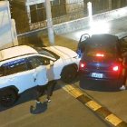 El vehículo azul le impidió el paso al carro blanco de Juan. Se bajaron tres ladrones para atacar al adulto mayor.