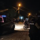 Tras el ataque, la policía hizo unos allanamientos para ubicar a los posibles responsables.