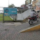 Motocicletas y peatones comparten el pasaje. La rampa fue hecha para personas con discapacidad, pero la usan los conductores.