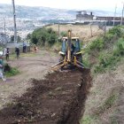 Los vecinos han salido con palas para ayudar a los funcionarios municipales.