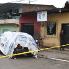 El joven trató de salvar su vida, pero lo mataron en el baño.