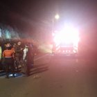 La policía busca al conductor del vehículo que causó el accidente.