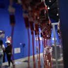 Luis R. Herra ha utilizado decenas de bolsas llenas de líquido rojo para su obra, haciendo referencia a las transfusiones sanguíneas.