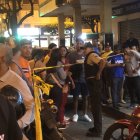 La policía busca identificar al motorizado con casco que disparó al guardia.