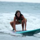 María Mercedes Cuesta tiene dos meses en clases de surf y va dominando la técnica.