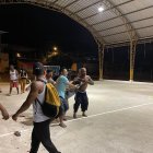 Momentos en que cargaban a uno de los ciudadanos caídos en la cancha, por los balazos.