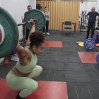 Neisi Dajomes (i) y Angie Palacios (d) entrenan en Quito bajo la supervisión de Alexei Ignatov (c).