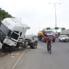 El pesado camión generó un poco de congestión en la vía