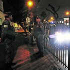 Dos metropolitanos custodian los exteriores del colegio Aguirre Abad.