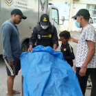 Familiares llegaron al reconocimiento del cuerpo de uno de los muchachos asesinados.