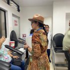 Una paciente expresa su queja a la asambleísta Mónica Salazar, quien visitó centros de salud.