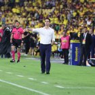 Josep Alcácer en el Monumental, viendo como su Liga de Quito no estaba en nada.