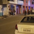 El cuerpo del adolescente quedó tirado en la calle.