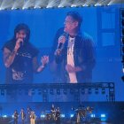 Juanes y Carlos Vives rindieron su homenaje a Omar Geles al cantar juntos la canción 'Los caminos de la vida'.