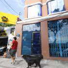 En una parte de vidrios en la fachada quedaron cinco orificios provocados por impactos de balas.