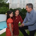 El doctor Enrique Boloña y sus hijas, Paula y Amalia
