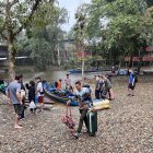 El puente Cuyabeno es el punto de encuentro para los turistas. De acuerdo con el nombre del campamento ecológico registrado se suben a las canoas.