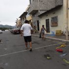 Este domingo 26 de mayo por la mañana, algunas prendas de los baleados seguían tiradas en la calzada.