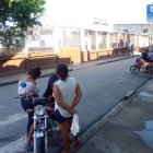 Amigos de la víctima pidieron justicia. El sospechoso huyó.