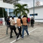 Los sospechosos que fueron agarrados por la Policía Nacional.