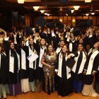 Las 22 nuevas profesionales en Medicina posaron con la docente Gisella Ruiz en su noche.